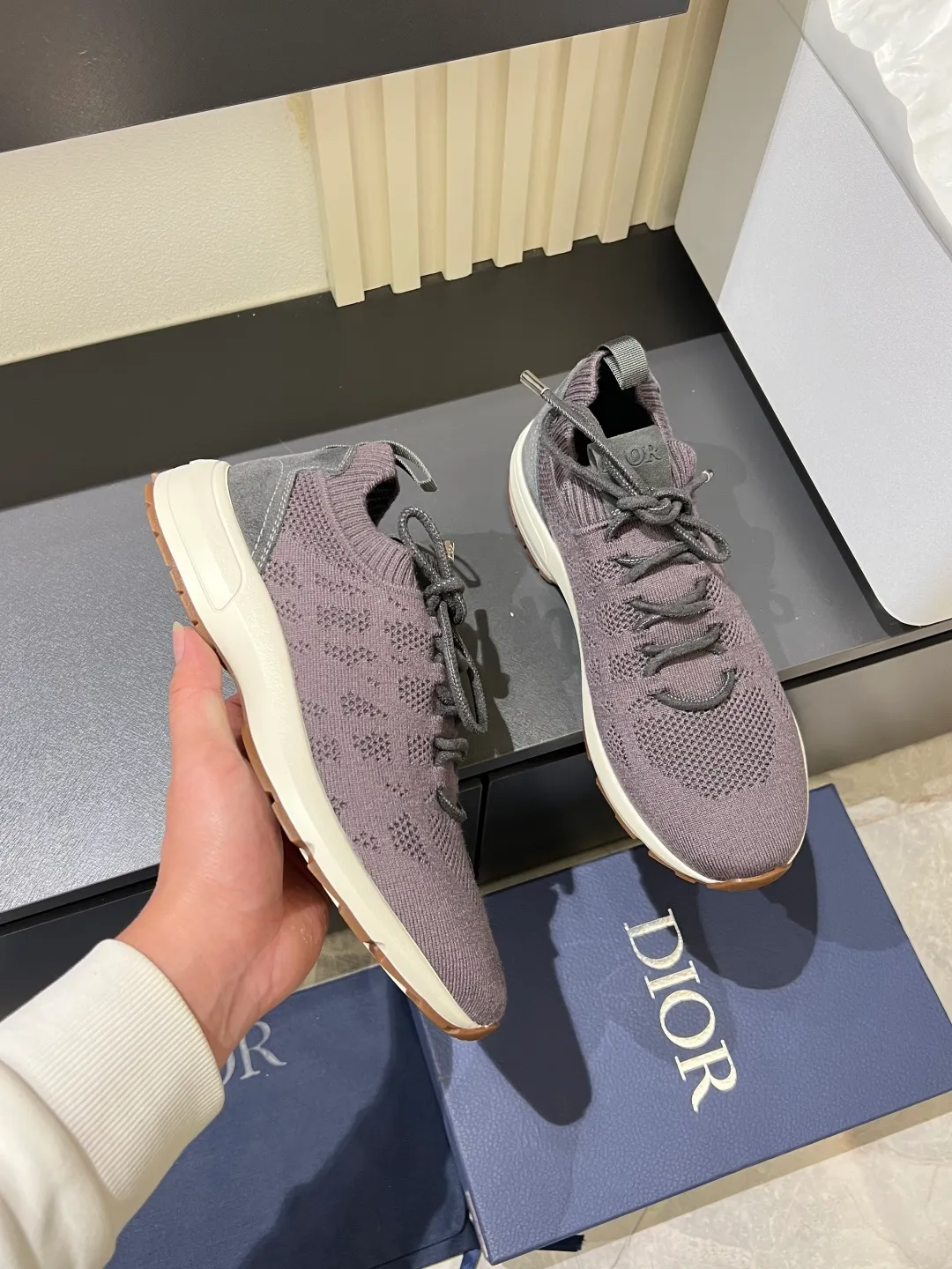 p380 Dior B80 sneakers are a new product of Dior men's series, focusing on comfort and fashion. The upper is made of breathable mesh + fabric splicing, which is lightweight and fits the shape of the foot, making it super comfortable for daily wear. The sole is made of rubber, which has great grip and wear resistance, and is suitable for commuting or light sports. The overall style is simple, the gray tone is versatile, and the shoelaces are adjustable for a more stable fit. Designed by Kim Jones, it is both practical and trendy. It is one of the new hot items in early spring①. size: 38-45 (45 customized)